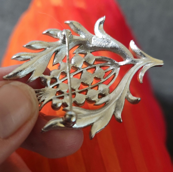 Vintage Crown Trifari faux silver faux pearl brooch - Picture 2 of 2